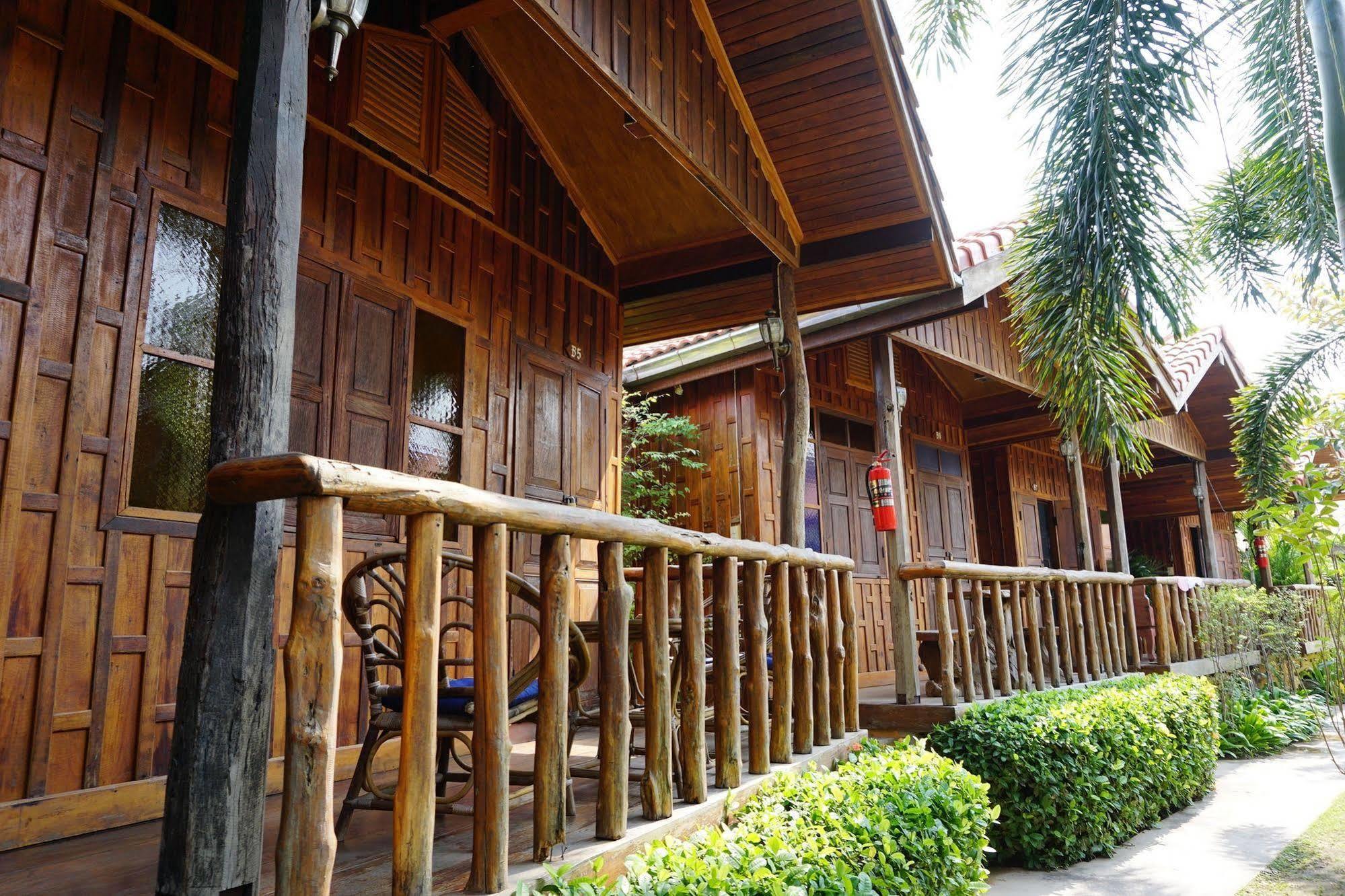 J&J Guesthouse Сукхотхай Екстер'єр фото