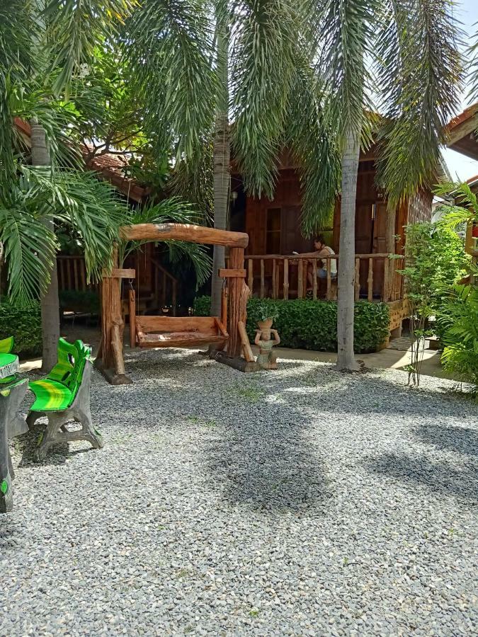 J&J Guesthouse Сукхотхай Екстер'єр фото