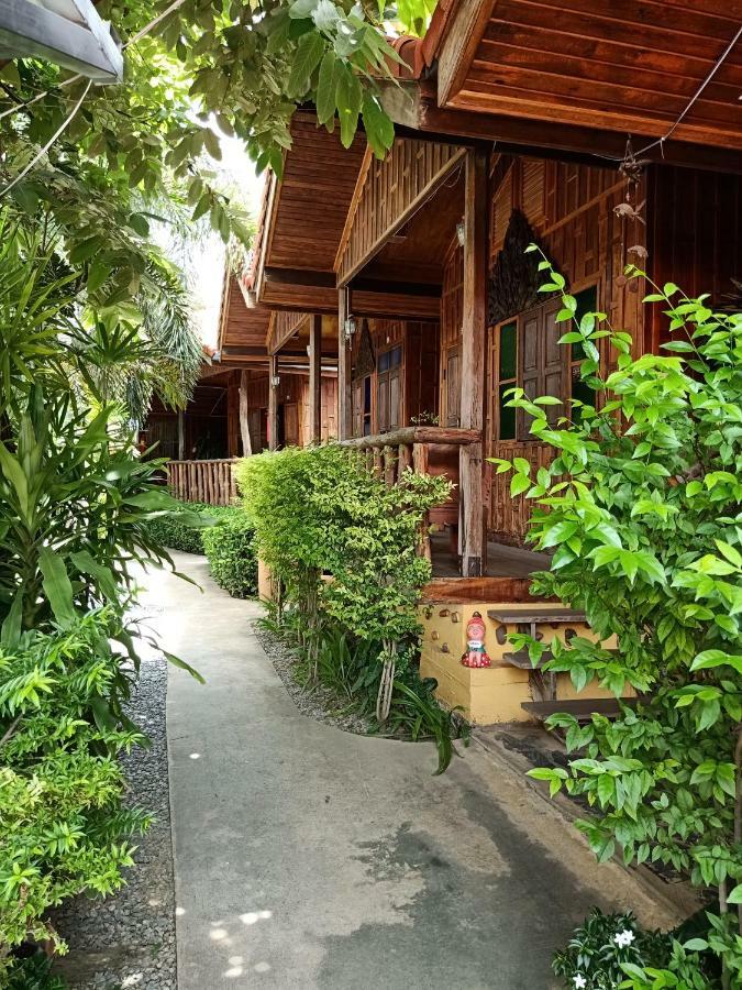 J&J Guesthouse Сукхотхай Екстер'єр фото